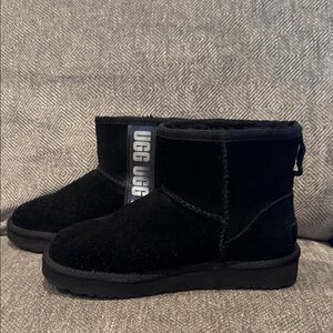 UGGs Classic kids Mini side logo Black Suede Boots size 5 pre owned like new